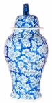 Grande potiche com tampa encimada por Cão de Fõ de porcelana chinesa, azul e branca ricamente decorada.China. Século XIX. Alt. 80 cm Diâm. 40 cm