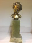 LOUIS S0SSON (França,Séc. XIX/XX) "Bust of Young Child". Escultura  Art Deco em bronze dourado .  Base em ônix. Alt. total 21 cm. Assinada.