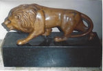Dancler. Escola Austríaca. Belíssima escultura em madeira envernizada e entalhada representando  Leão. Base em granito preto.Medida  34 x 27 cm