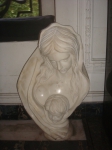 Busto italiano em mármore de Carrara, representando "Madona"(pequeno lascado no manto) - Alt. 57 cm