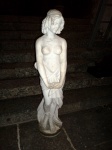 Escultura em mármore representando Figura feminina ( alguns lascados). Alt. 125 cm