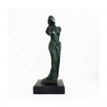 Escultura francesa em bronze representando Ninfa, esculpida, cinzelada e patinada. Base mármore, altura 34 cm.     