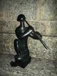 SONIA EBLING. "Flautista". Escultura em bronze . Assinado na peça. Alt. 96 cm