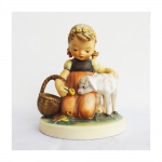 GOEBEL. Estatueta em porcelana policromada representando Menina com ovelha. Alt. 11 cm)