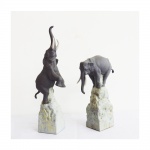 LLADRO.Duas estatuetas de porcelana espanhola representando Elefantes Alt. 19 e 27 cm.