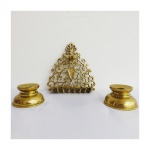 Lote com 3 peças em metal dourado, sendo: par de castiçais ( 5 cm) e Menorah para parede ( 17 cm)