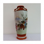 Vaso de porcelana japonesa decorado com figuras em policromia. Alt. 21 cm
