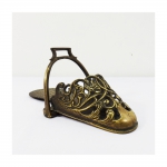 Antigo estribo em forma de sapatilha, em metal dourado, medindo 20 cm.