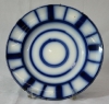 Prato fundo em faiança com decoração em azul com listras na borda e círculo ao centro. Diâm. 23 cm.