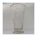 Vaso de cristal lapidado, com vários bicados na borda. Alt. 22 cm