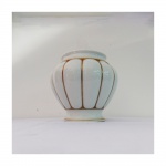 Vaso de porcelana alemã da BAVARIA, decorado em gomos nas cores branca e dourado. Alt. 13,5 cm