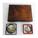 Lote com 3 peças, sendo: 2 pesos para papel do Museo do Prado( 7 e 9 cm) e caixa de madeira ( 6 x 23 x 16 cm)
