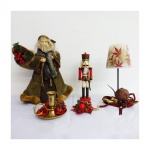 Lote com 5 peças decorativas de Natal: boneco, 2 castiçais, 1 boneco Quebra Nozes,  1 vela decorativa .