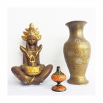 Lote contendo 3 peças diversas, sendo escultura em estuque representando Deusa Indiana ( 30 cm), 1 porta incenso ( 7 cm) e 1 vaso em metal ( 25 cm) . No estado.