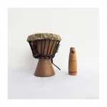 Dois instrumentos musicais : pequeno tambor para dedos ( 15 cm) e 1 apito de madeira (10 cm)