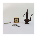 Quatro peças , sendo: 1 pequeno espelho decorado com pedras (10 cm), 1 bule em metal indiano(20 cm), relógio Europa (no estado) e 1 pequeno canivete com madrepérola.