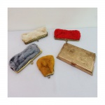 Poudrier em metal dourado ( 2 x 18 x 10 cm)e 4 antigas carteiras ( no estado)