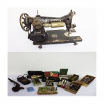 Antiga máquina de costura SINGER com peças avulsas (no estado).