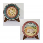 Dois pratos de cerâmica pintada a mão RESTAURANTE DA BOA LEMBRANÇA. Diâm. 26 cm