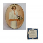 Prato em porcelana em homenagem a "Princesa Diana", numerada 8624. Acompanha certificado. Diâm. 22 cm.