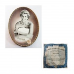 Prato em porcelana em homenagem a Princesa Diana, numerada 3740A. Acompanha certificado de autenticidade da edição limitada "Always, Dayana". Diâm. 22 cm.