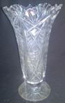 Vaso floreira em grosso cristal lapidado. Alt. 27 cm
