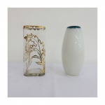 Dois vasos, sendo um triangular decorado com dourações e outro opalinado com bocal verde, medindo 18 cm de altura, cada.