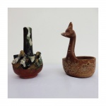 Lote com 2 peças sendo: floreira em cerâmica com figuras chinesas em alto relevo ( com quebrados - 19 cm) e outra peça decorativa com figura de ave ( 20 cm)
