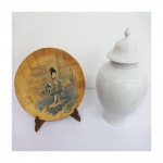 Lote contendo 2 peças, sendo: prato decorativo chinês em bambu pintado a mão com figura feminina. (diâm. 30 cm) e potiche com tampa em porcelana branca ( tampa com pequeno colado-alt. 38 cm)