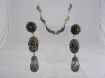 Lote de bijuterias composto de gargantilha alpaca com esmalte (falta fecho) e par de brincos em metal.