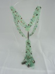 Semi-jóia - Imponente colar em jade com detalhes em madrepérola, com 4 fios, medindo 60 cm e franja central com 8 fios, medindo 21cm. Peso aproximado 230g.