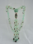 Semi-jóia - Imponente colar em jade com detalhes em madrepérola, com 4 fios, medindo 60 cm e franja central com 8 fios, medindo 20cm. Peso aproximado 230g.