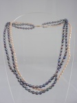 Semi-jóia - Gargantilha de pérolas, sendo: 2 fios de pérolas negras e 1 fio de pérolas bancas, fecho em ouro, medindo 44cm.