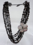 Semi-jóia - Colar com 8 fios, de abalone, sendo que o adorno e o fecho trabalhados em forma de flor, medindo aproximadamente 60cm.