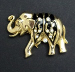 Broche de metal espessurado a ouro, esmalte e pedrarias representando um elefante. Origem França.