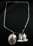 Dois pendentes em prata e esmalte. Cordão em prata para uso alternado.