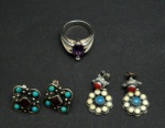 Dois pares de brincos e um anel em prata, coral, marfim, turquesa e novette de ametista. Aro 13,5.