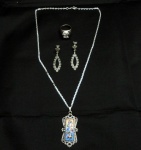 Conjunto de pendente e cordão, brincos e anel em prata, porcelana holandesa, marcassitas e zircônia retangular. Aro 10,5.