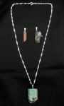 Três pendentes, sendo cristais de "vassourinha", topázio imperial e esmeralda. Um cordão em prata.