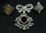 Dois anéis e broche pendente, em prata, ouro 18k, marcassita e ônix.