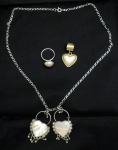 Lote contendo 4 peças, sendo: pendente e anel em prata  com pérola MABE, 2 pendentes e respectivos cordões , espessurados a prata e madrepérola.