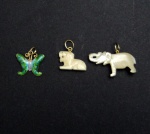 Lote com 3 berloques , sendo: Leão em marfim, Elefante em madrepérola e Borboleta em ouro e esmalte , alças e peça em ouro 18K.