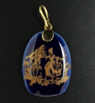 Pendente em porcelana "Limoges - France", cena galante em azul e ouro , alça em ouro 18K. Peso total 2,5 g