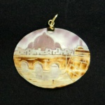 Camafeu pendente "Vista de Roma", em porcelana , alça em ouro 18K, 4,0 cm de largura. Peso total 7,9 g