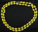 Belo colar de , feito de Murano - Itália, em amarelo e dourado. Fecho em ouro amarelo 18K. Década de 50, do século passado. Medida 108 cm