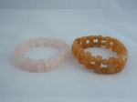Semi-jóia - Duas pulseiras reguláveis em quartzo, sendo: uma na cor lilás e outra caramelo.