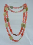 Semi-jóia - Colar com pedras lapidadas em formatos, tamanhos e cores diversas, predominantemente jade, medindo 120cm.