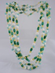 Semi-jóia - Dois colares com pedras brancas, amarelas, verdes e azuis em diversos formatos e tamanhos, medindo 130cm.
