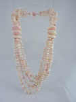 Semi-jóia - Colar com 6 fios em pedras, na cor branca e rosa, medindo 57cm.