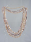 Semi-jóia - Dois colares de pérolas sendo um na cor champagne e outro na cor rosa, medindo 100cm.